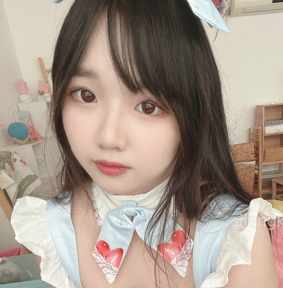 Onlyfans港妹《mikaying》童颜价值数百刀的资源