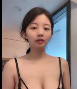 性感女王用鞭子抽打粉丝的无毛某处，展现主动唱征服的力量